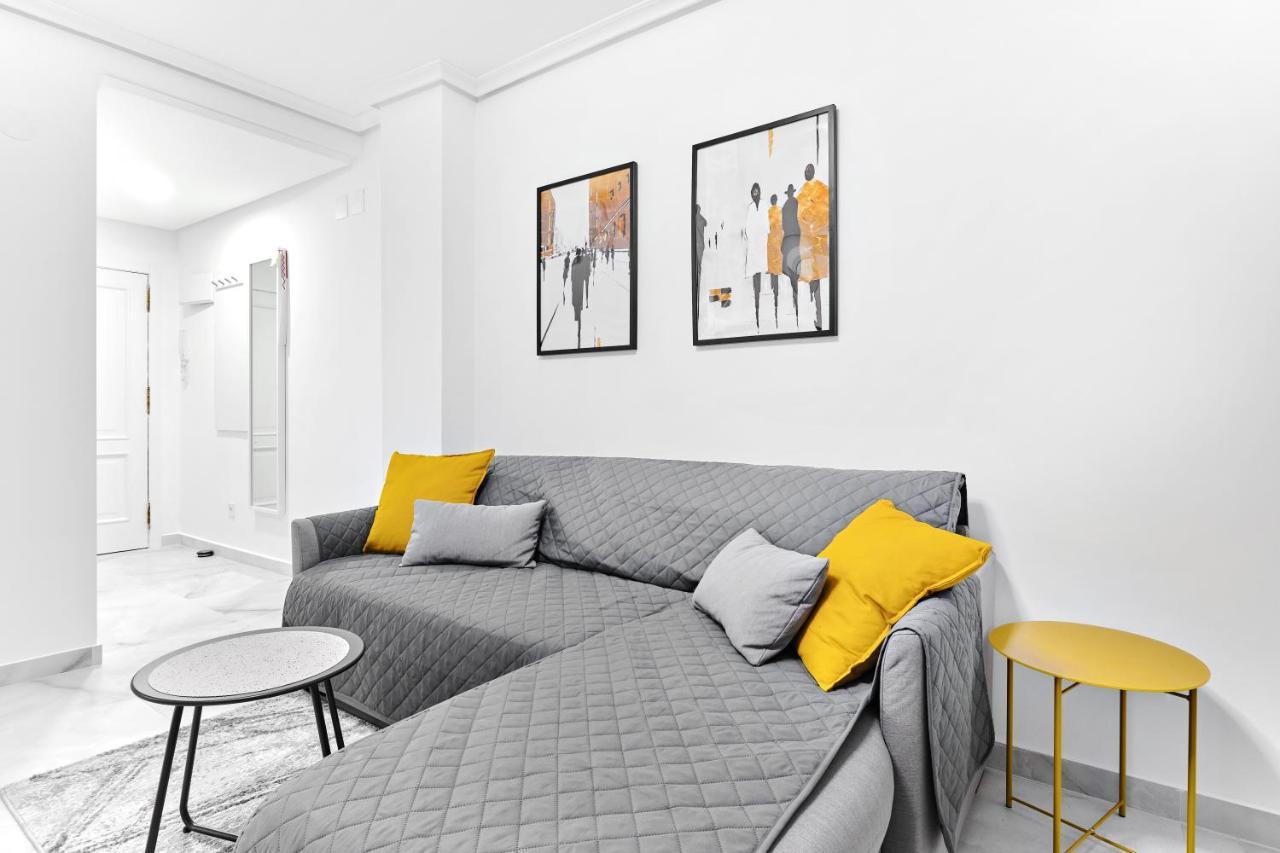 Lovely Sunny Apartment With Shared Pool And Private Parking Torrevieja Bagian luar foto