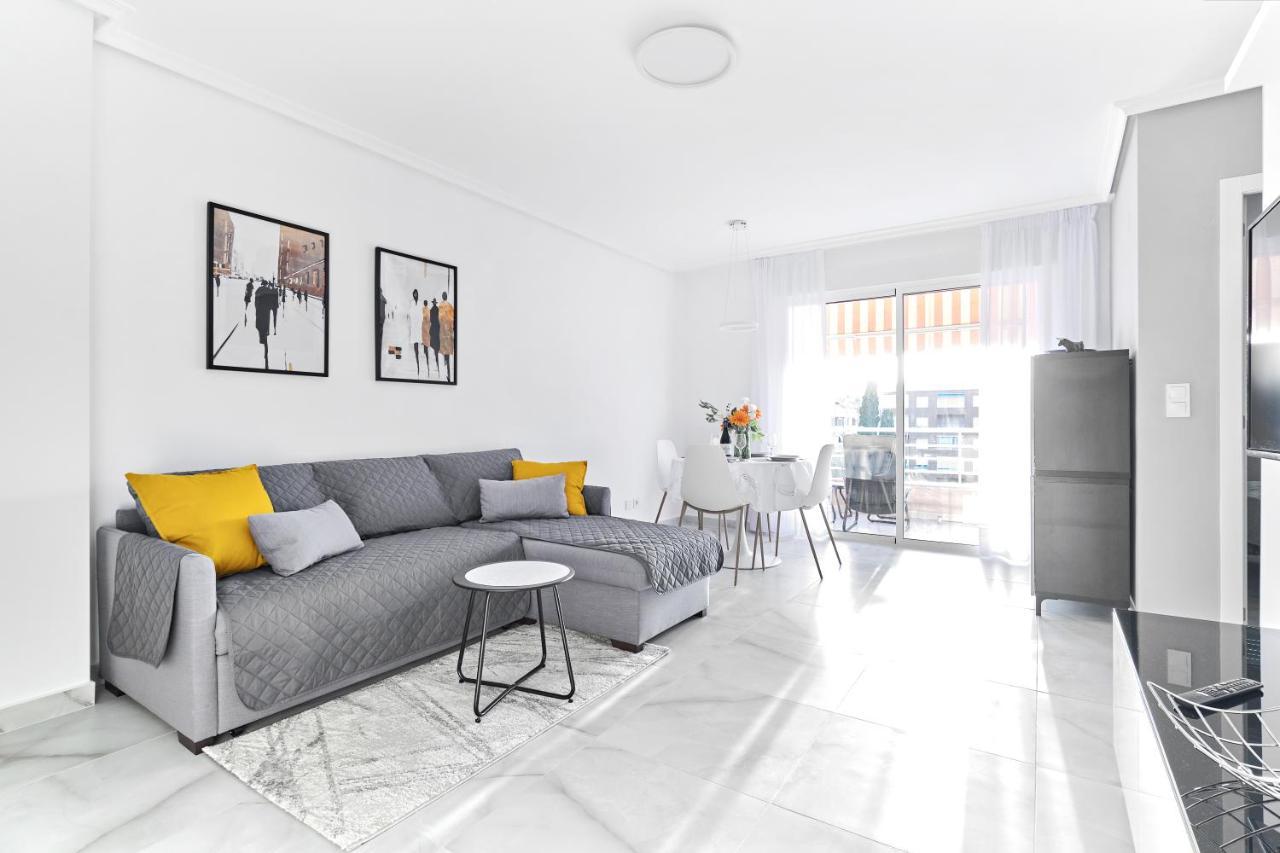 Lovely Sunny Apartment With Shared Pool And Private Parking Torrevieja Bagian luar foto