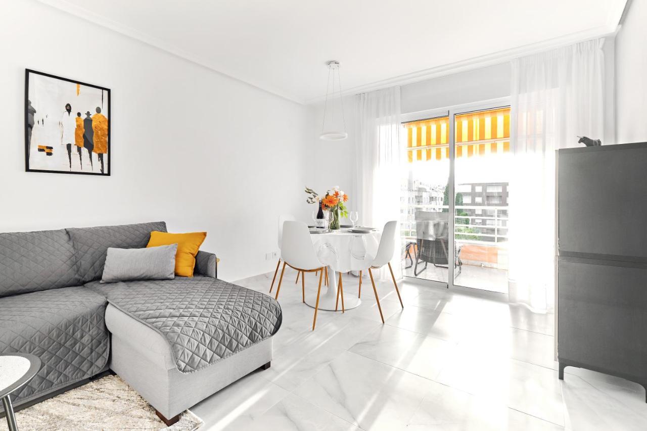 Lovely Sunny Apartment With Shared Pool And Private Parking Torrevieja Bagian luar foto