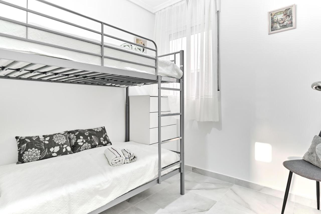 Lovely Sunny Apartment With Shared Pool And Private Parking Torrevieja Bagian luar foto
